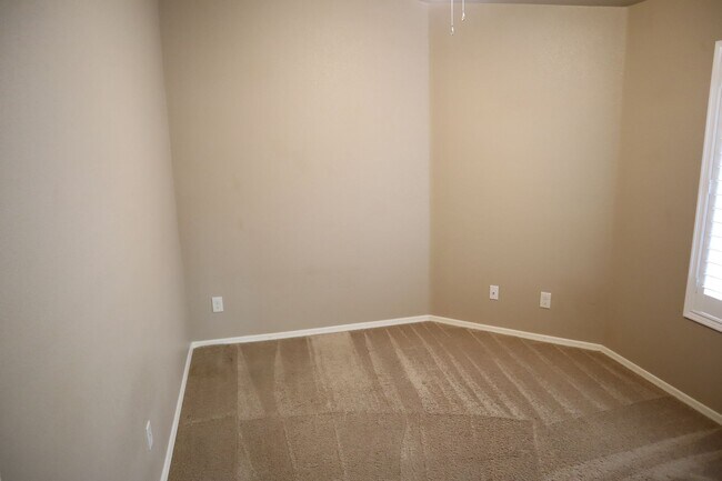 Building Photo - Livable, Lovable, & Avaiable!