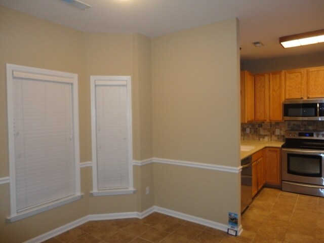 Building Photo - 2488 Somerset Place Dr