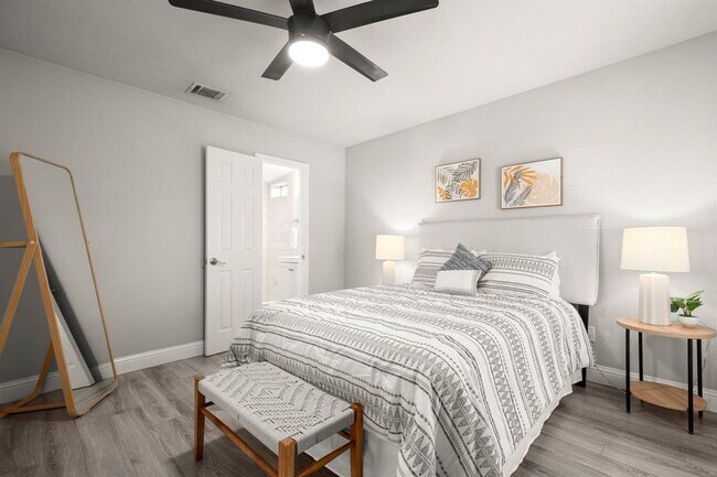 Building Photo - 918 W 3rd St