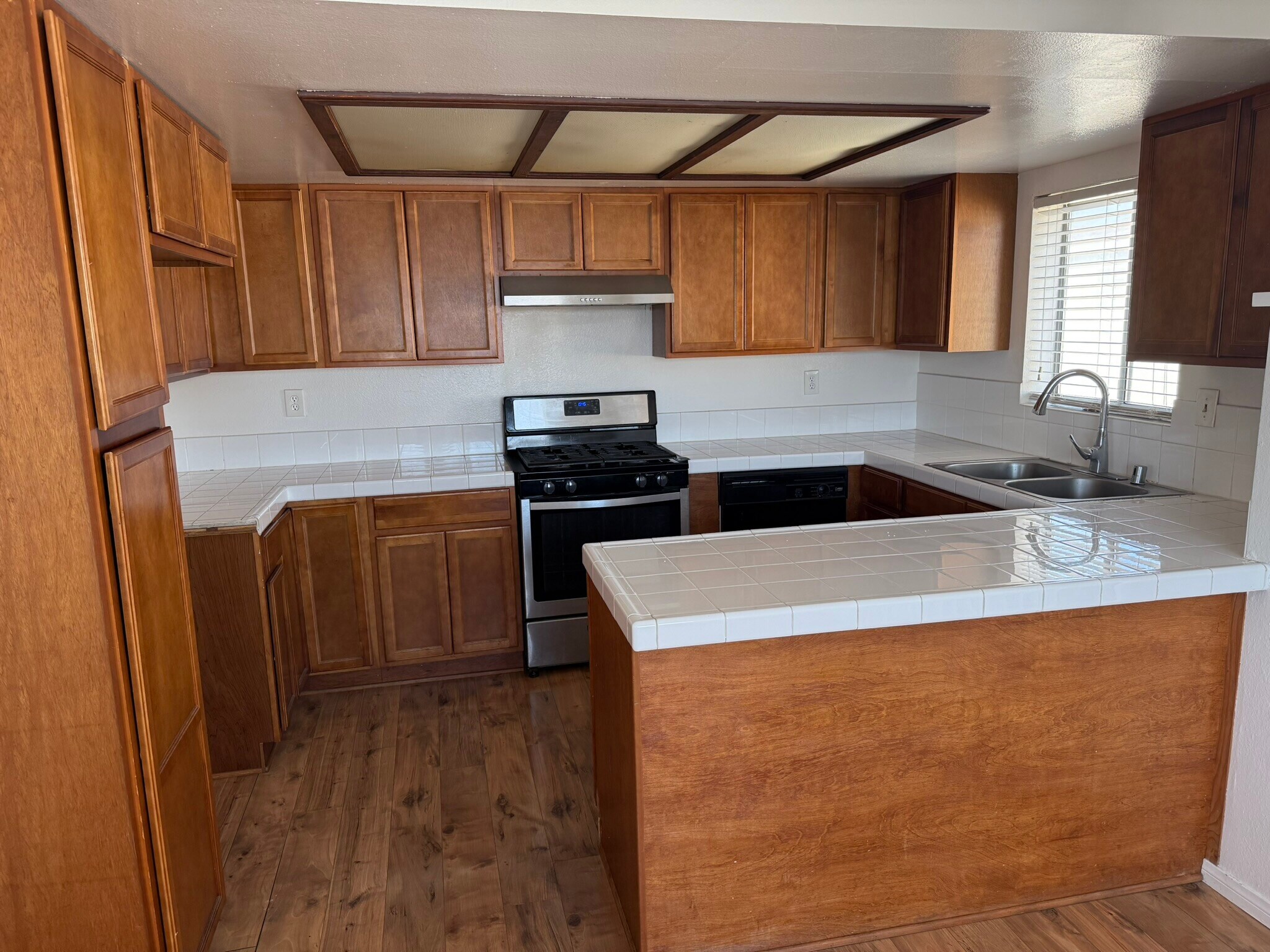 Building Photo - 728 W 16th St