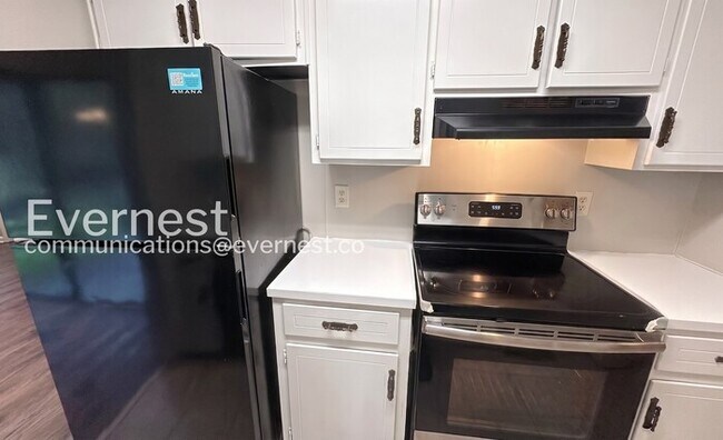 Building Photo - 3 Bed, 2 Bath Home with Deck and Off-Street Parking / Pet-friendly / Available Now!