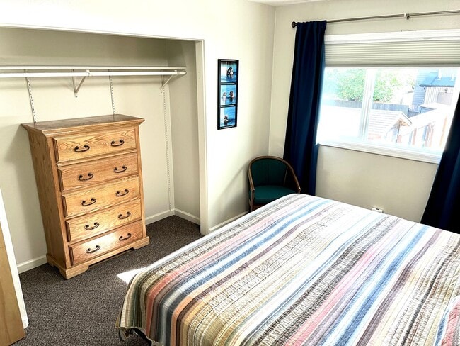 Building Photo - Downtown Furnished Two Bed Unit in Duplex-...
