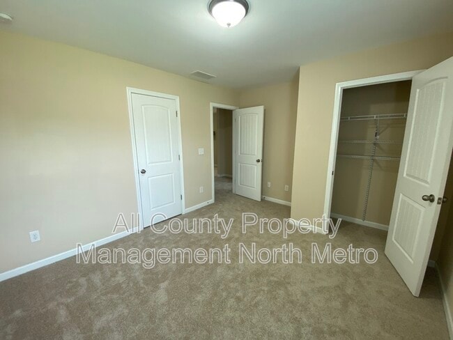 Building Photo - 1640 Putnam Pl