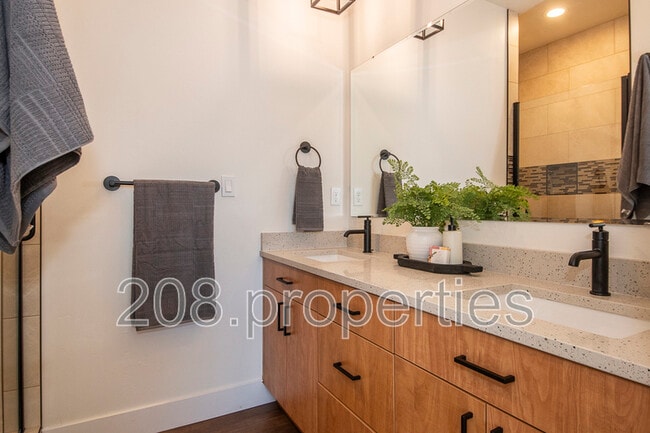 Building Photo - 479 E Violets Cv Ln