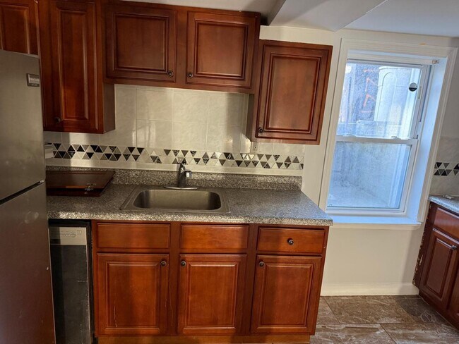 Building Photo - 1221 S 52nd St