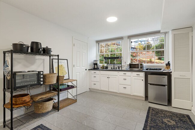 Building Photo - Longview Road