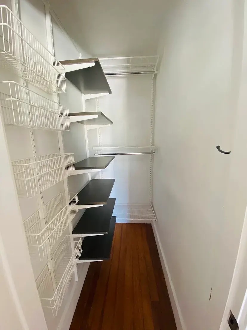 Walking closet - 53 Wellington St