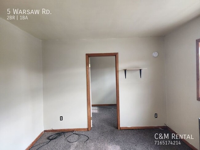 Building Photo - 2 Bedroom Upper Apartment with potential f...