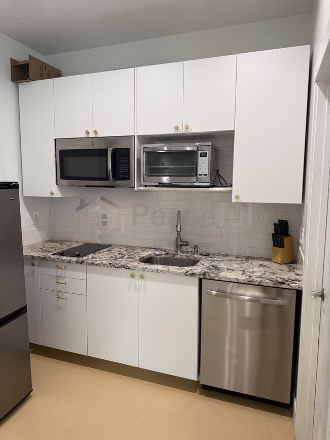 Building Photo - 2324 S Green St