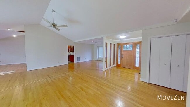 Building Photo - 2323 Ridgefield Dr