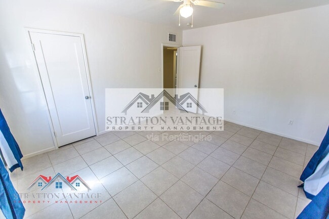 Building Photo - 1324 W Clarendon Ave