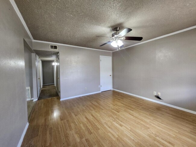 Building Photo - 907 Barry Dr
