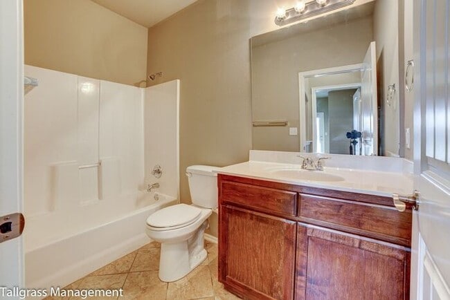 Building Photo - Luxury Gated Patio Home | 2 Bed, 2 Bath | ...