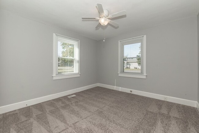Building Photo - Two Bedroom Home!