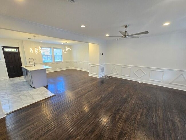 Building Photo - 4 Bedrooms 3 Bathrooms