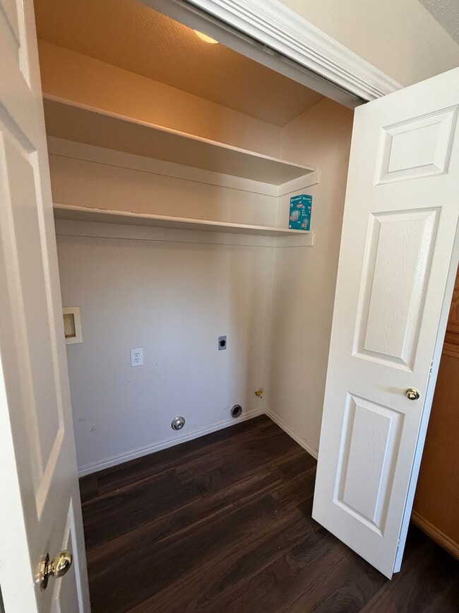 Building Photo - Charming 2 bedroom, 1 bath townhome ideally located in downtown Ivins!