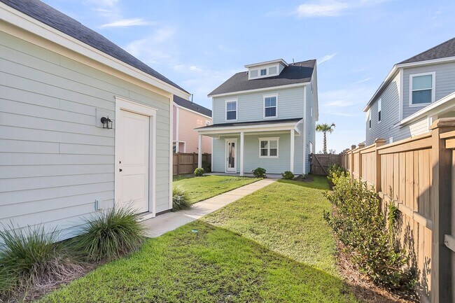 Building Photo - Beautiful 3 Bedrooms, 3.5 Bathrooms Home i...