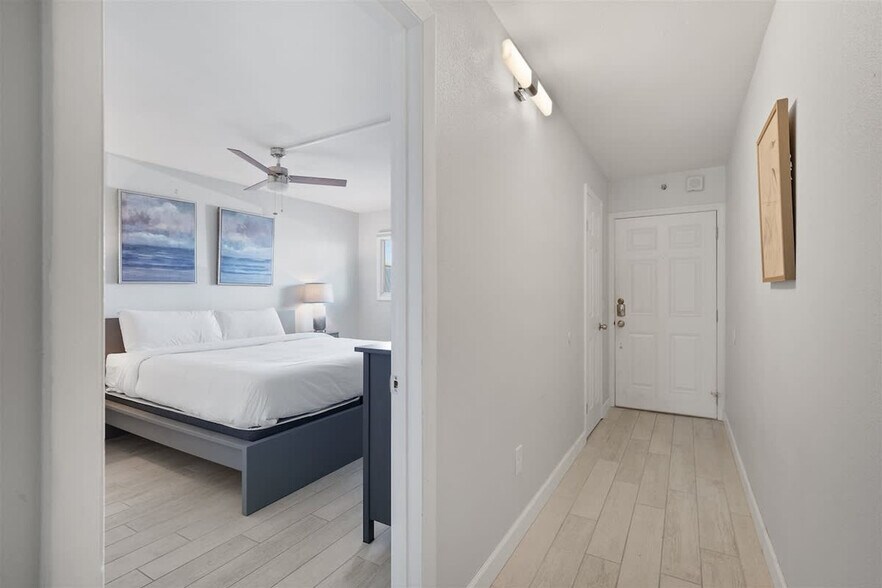 Building Photo - 8743 Thomas Dr