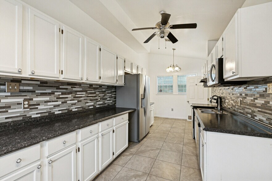 Renovated kitchen, electric stove + dishwasher - 2920 Philip St