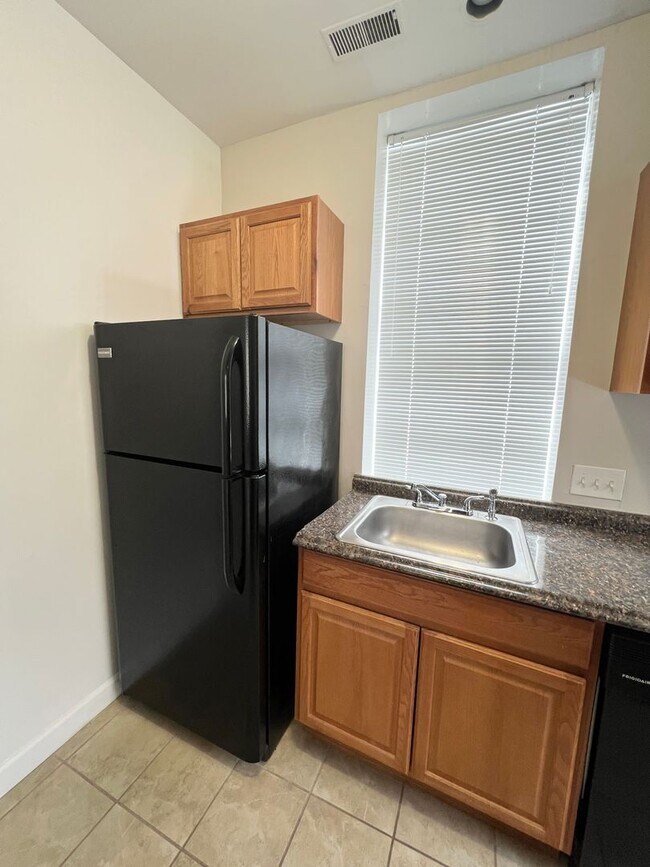 Building Photo - 2110 S 11th St