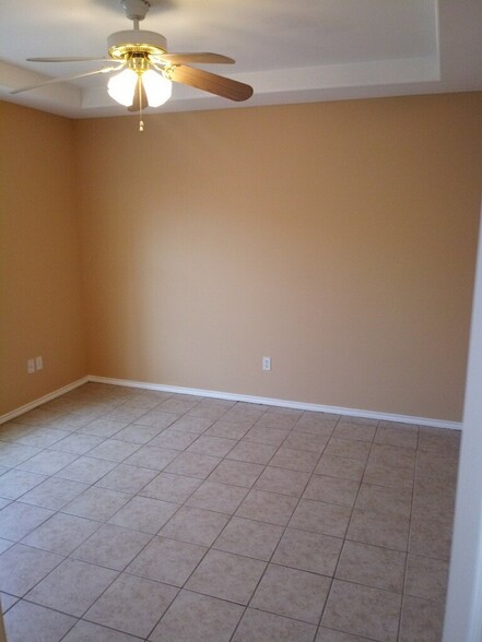 Large Bedroom - 5840 N Bentsen Palm Dr