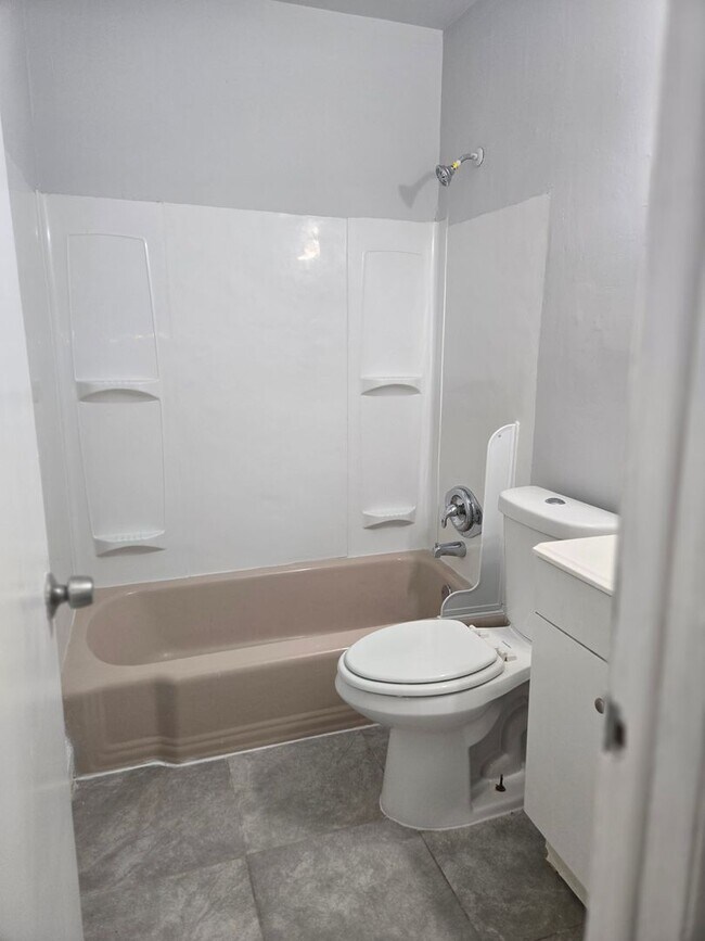 Building Photo - 2 bedrooms, 1 bathroom