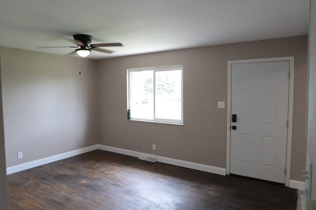 Building Photo - 1661 W Highview Dr