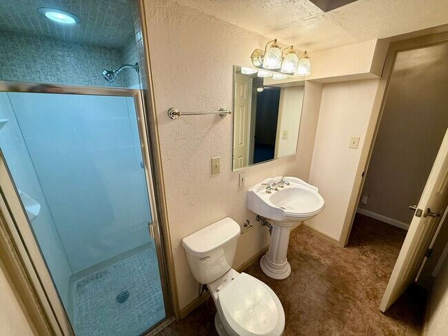 Building Photo - Conveniently Located 2 Bed, 2 Bath + 2 Bonus Rooms in Greeley