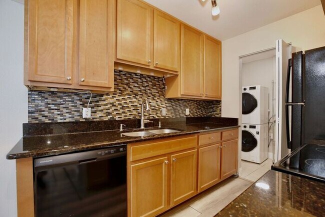 Building Photo - Charming First-Floor 1BR in Audubon Park · In-Unit Laundry · Community Pool with Lake Druid View ...