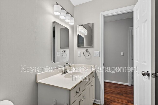 Building Photo - 701 Ashcroft Rd