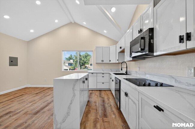 Building Photo - Bright & Modern 2-Bed Home with Ocean Glimpses in Prime Vista Location
