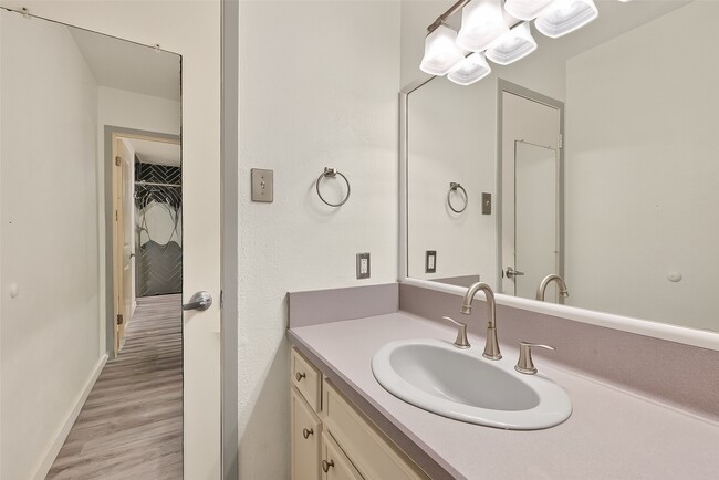 Building Photo - 13925 Hollowgreen Dr