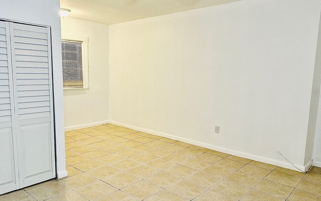 Building Photo - Renovated Art Deco Beauty!