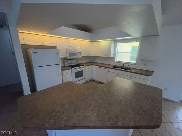 Building Photo - 721 Castlestone Ave S