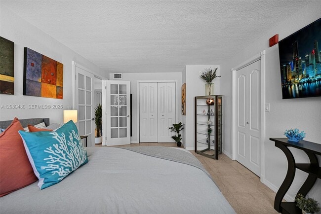 Building Photo - 1334 Collins Ave