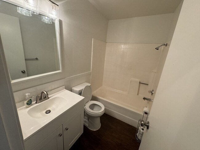 Building Photo - 4 bed 3 full bath house with 3 car attache...