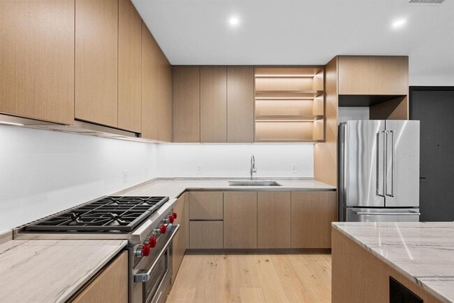 Building Photo - 610 Davis St