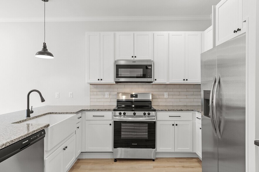 Building Photo - 843 Main St