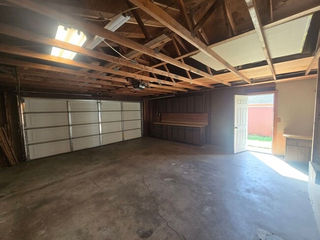 Building Photo - Pet-friendly and updated 3BR/1BA Eureka home