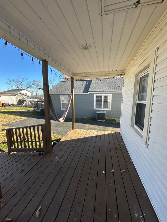 Building Photo - 717 Plantation Rd