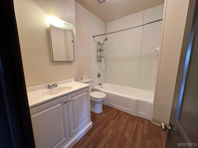 Building Photo - 654 Hertel Ave