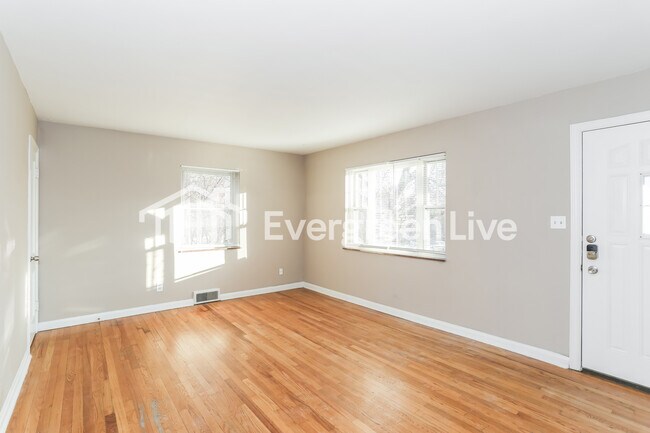 Building Photo - 3316 Robinet Dr