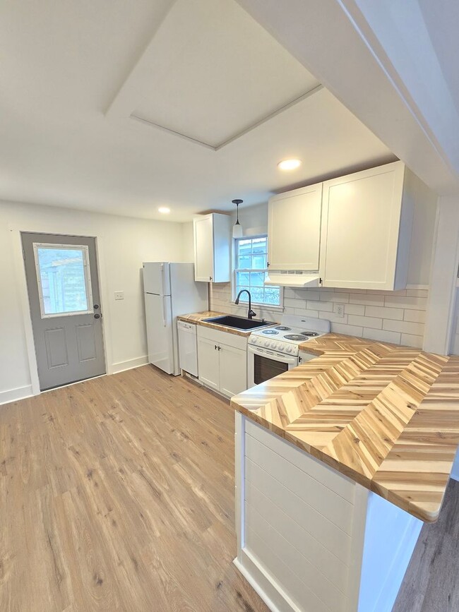 Building Photo - DOWNTOWN WILMINGTON - RENOVATED! Castle St...