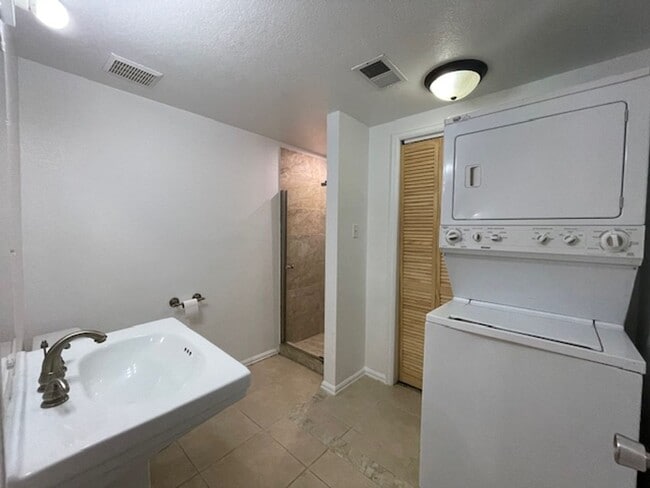 Building Photo - House For Lease