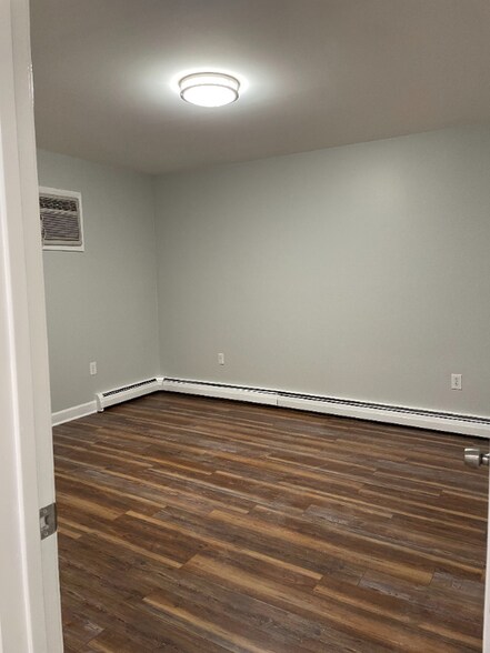 Building Photo - 22 Kenmar Dr