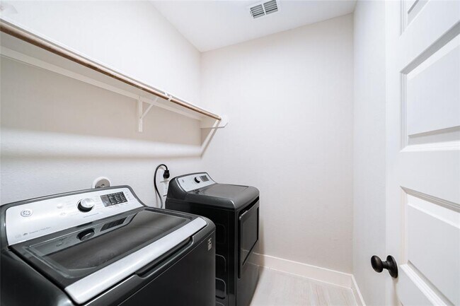 Building Photo - 10922 Brambling Wood Dr