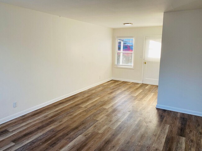 Building Photo - Super Cute Single Level Duplex Unit