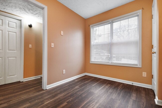 Building Photo - Pet Friendly Two Bedroom!