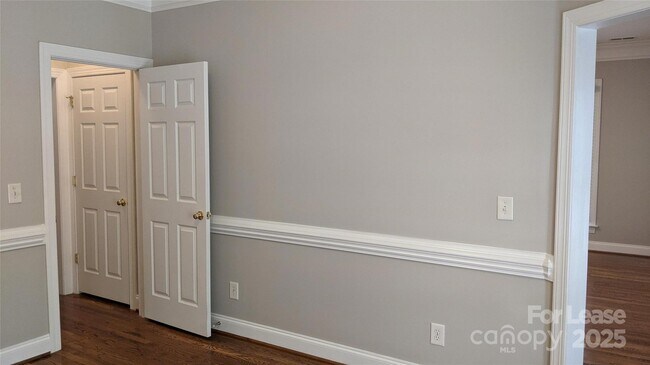 Building Photo - 16007 Kelly Park Cir