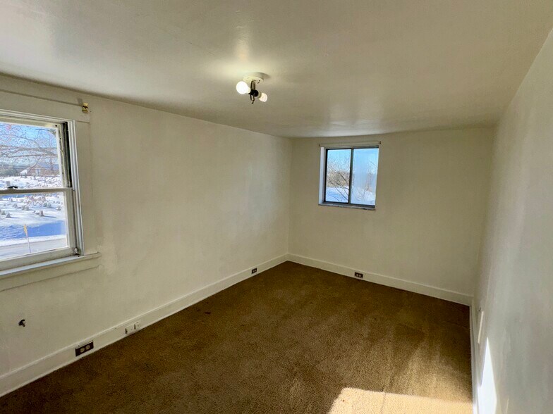 Building Photo - 905 Perry Hwy